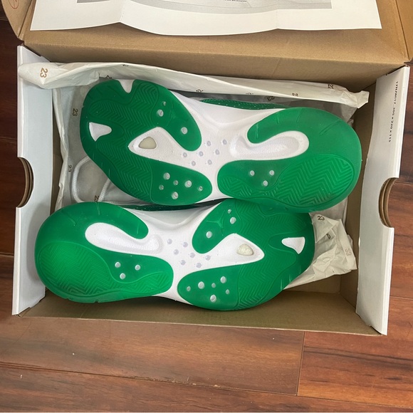 WMNS AIR JORDAN 11 CMFT LOW - size 7 - Picture 4 of 8